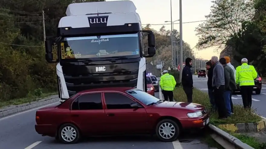 Tır, önündeki aracı 100 metre sürükledi...