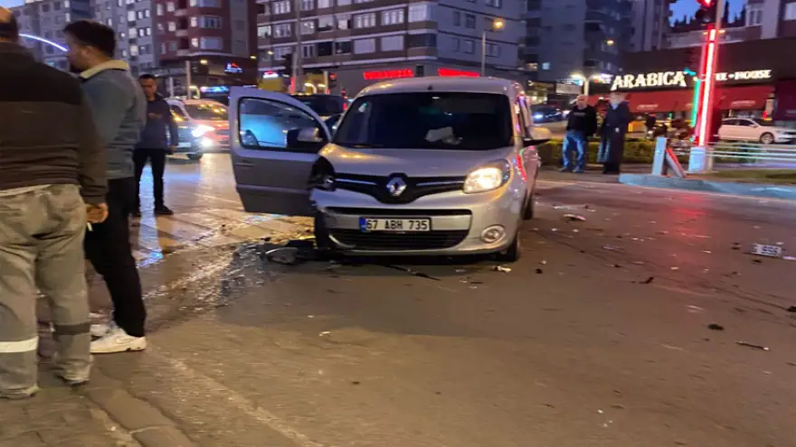 İki hafif ticari kamyonet çarpıştı: 1 Yaralı