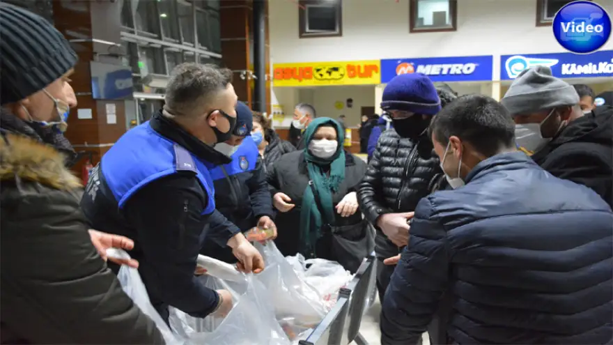 Terminalde bekleyen 300 Yolcuya yemek dağıtıldı