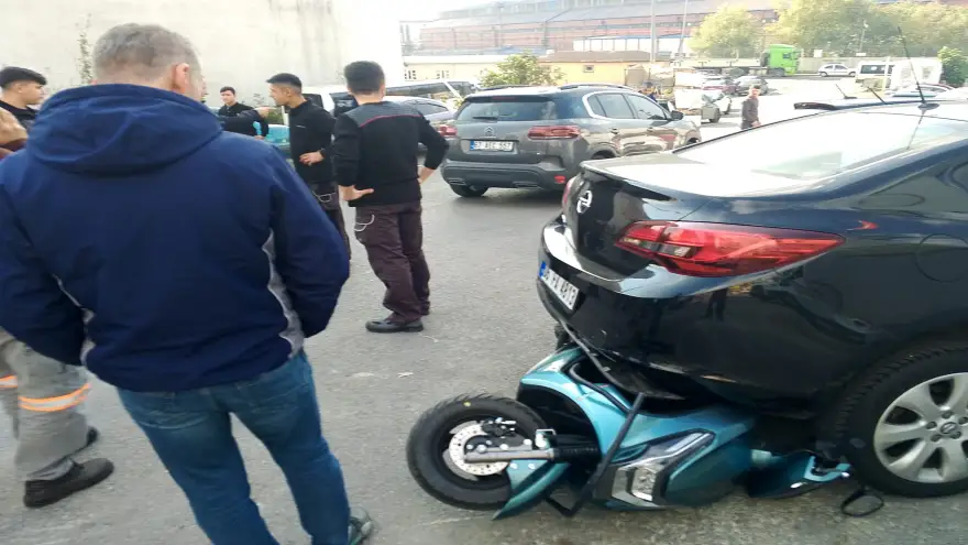 Seyir halinde ki otomobile çarptı, ardından park halindeki otomobilin altına girdi...