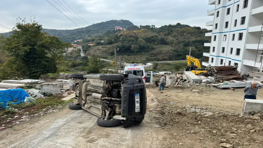 Hafif ticari kamyonet takla attı