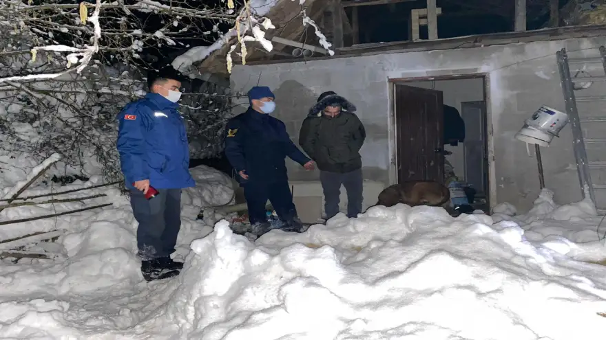 Bağ evinde mahsur kalanları Jandarma kurtardı