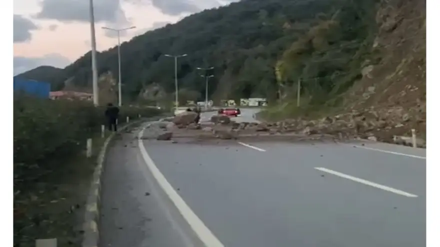 Ereğli Alaplı Karayolu 10'uncu kilometre mevkinde yola kaya parçaları düştü...