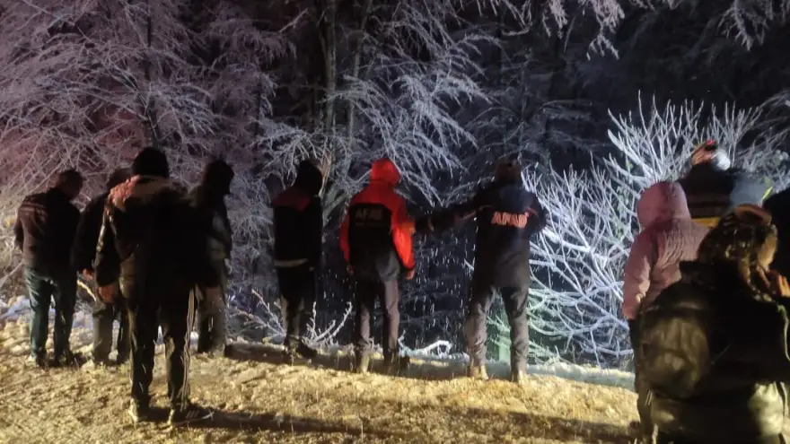 Kar keyfi yaşamak isteyen araç sürücüsü uçuruma yuvarlandı.