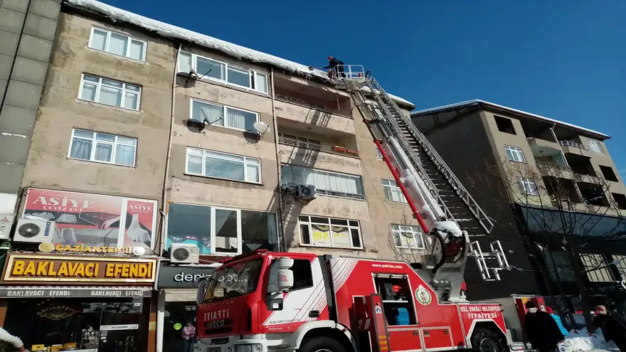 Çatılara dikkat; kar kütlesi ve buz sarkıtları düşebilir