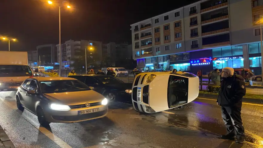 Başka bir aracın çarptığı otomobil yan yattı...