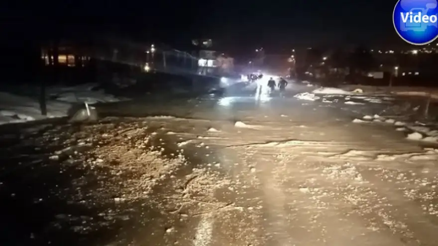 Subaşı'nda su borusu patladı. Yol trafiğe kapandı
