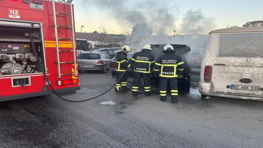 Park halinde alev alan otomobile itfaiye ekipleri müdahale etti...