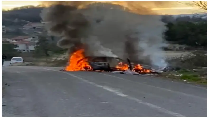 Yanan araçtan son anda kurtuldular