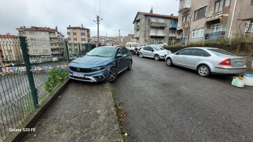 Otomobil okul bahçesine uçmaktan son anda kurtuldu.