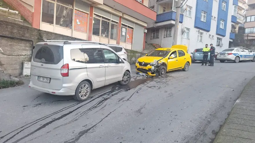 Taksi ile ticari araç çarpıştı, 1 kişi yaralandı