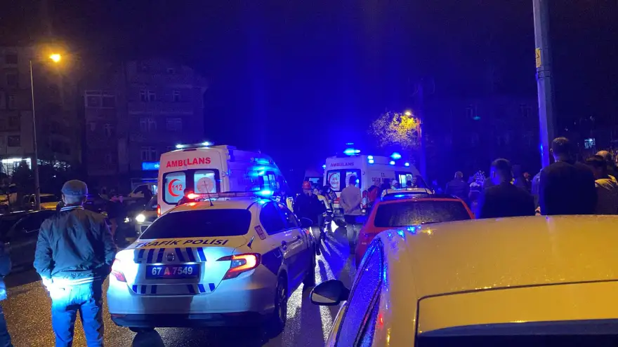 Freni patlayan otobüs iki otomobili biçti...