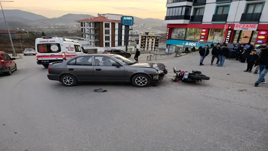 Otomobil ile motosiklet kafa kafaya çarpıştı...