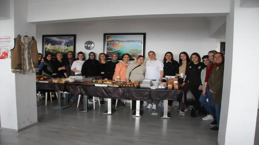 Eliz bebeğe umut olmak isteyenler kermese yoğun ilgi gösterdi...