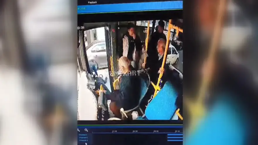 14 Yaşında ki çocuk, sürücünün kapıyı açmasıyla betona sert şekilde düştü...