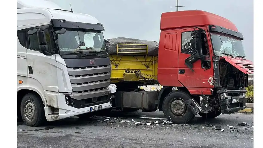 Kavşakta kafa kafaya çarpıştılar