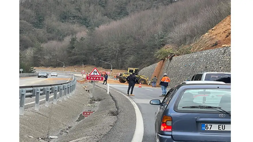 Zonguldak Ereğli yolu heyelan nedeniyle trafiğe kapandı...
