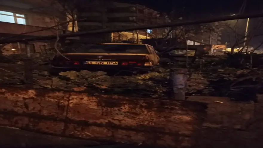 Alkollü sürücü evin bahçesine uçtu..