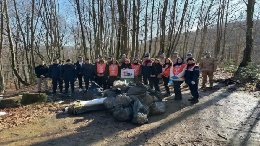 Jandarma ve öğrenciler Ulutan Barajı çevresini temizledi