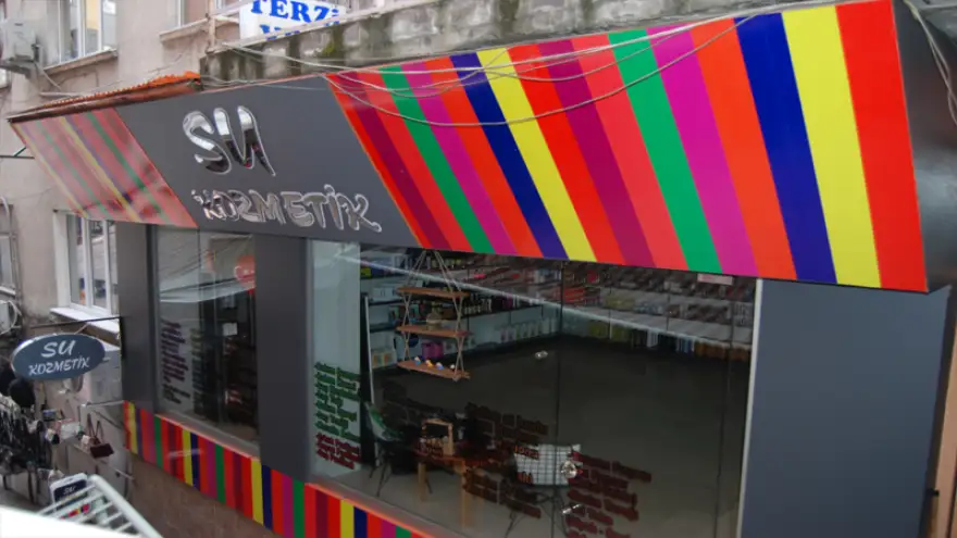 Hayata Su Kozmetik ile renk ve güzellik katın.