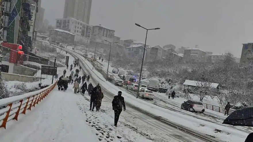 Rampada kalan araç trafiği kilitledi..