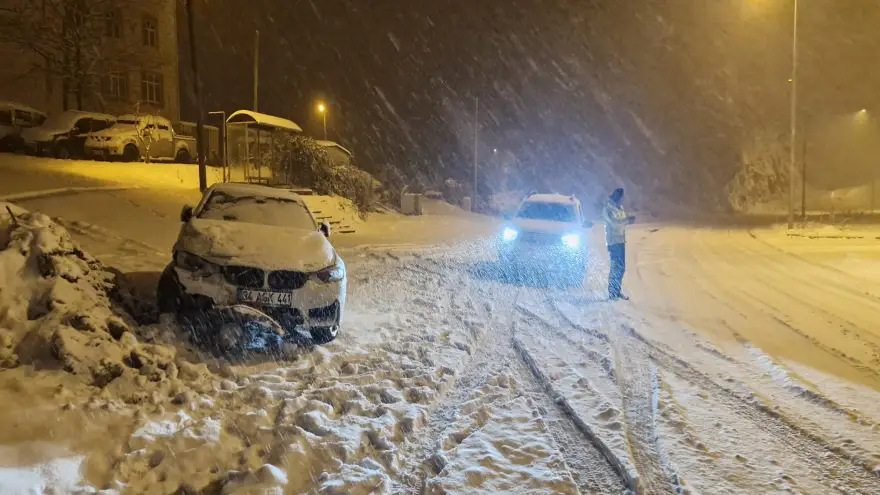 Yoğun yağan kardan kayarak bariyerlere çarptı...