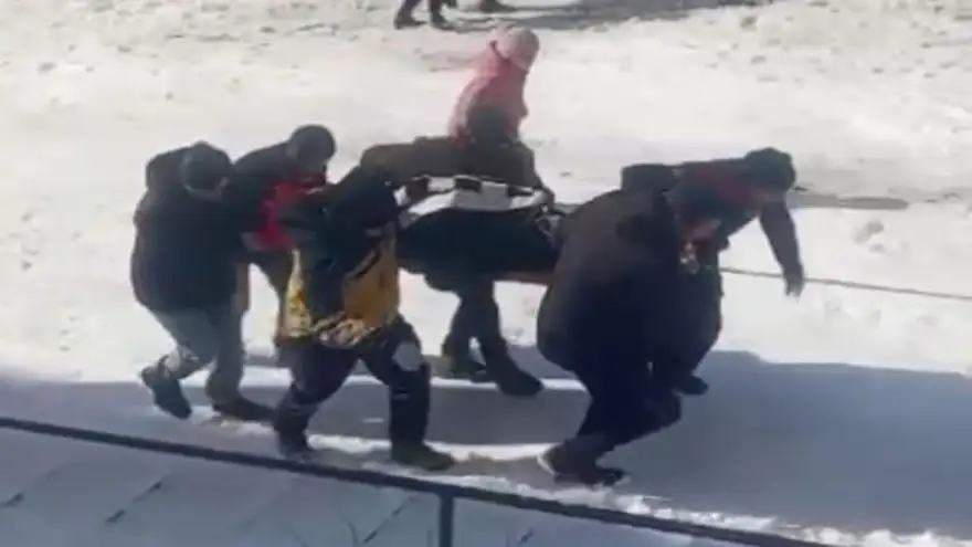 Küçük çocuğun kar keyfi hastanede bitti