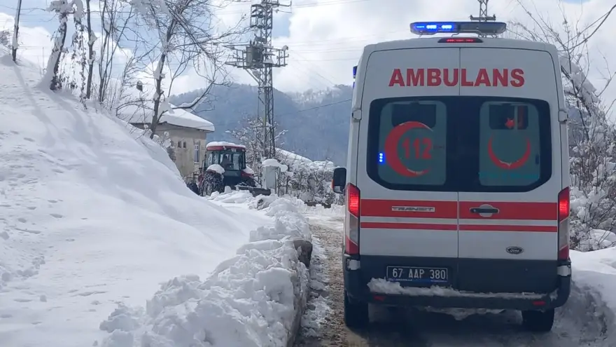 Muhtar Tomakin, ambulansa traktörü ile yol açtı