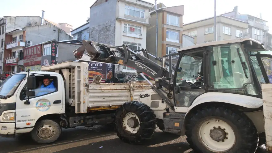 KDZ. EREĞLİ’DE, KAR KÜTLELERİ KALDIRILIYOR