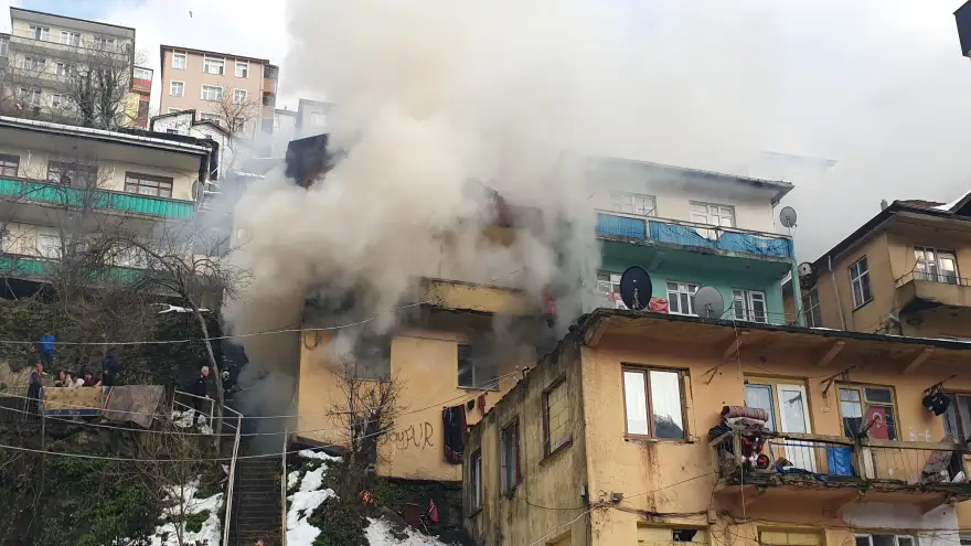 Ev alevlere teslim oldu..