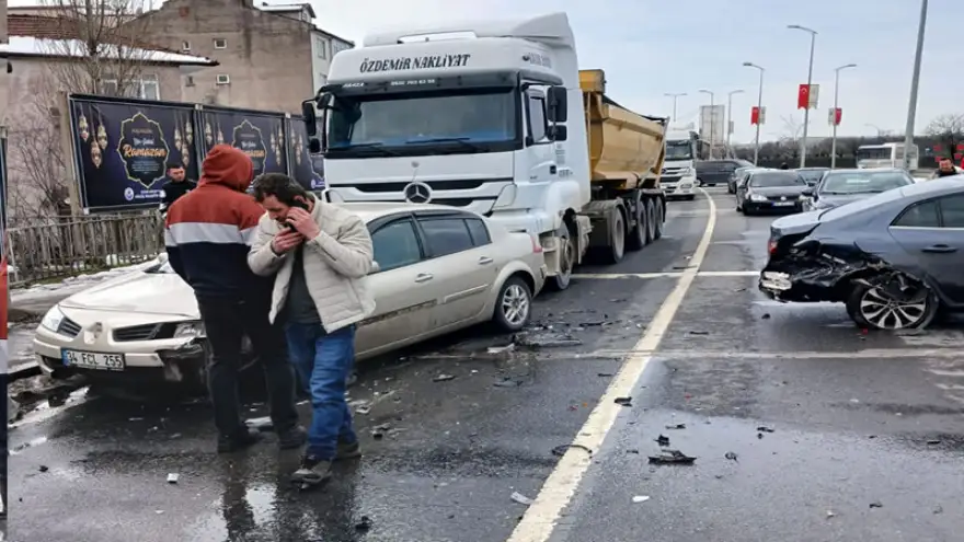 3 Aracın karıştığı kazada 1 yaşındaki bebek yaralandı...