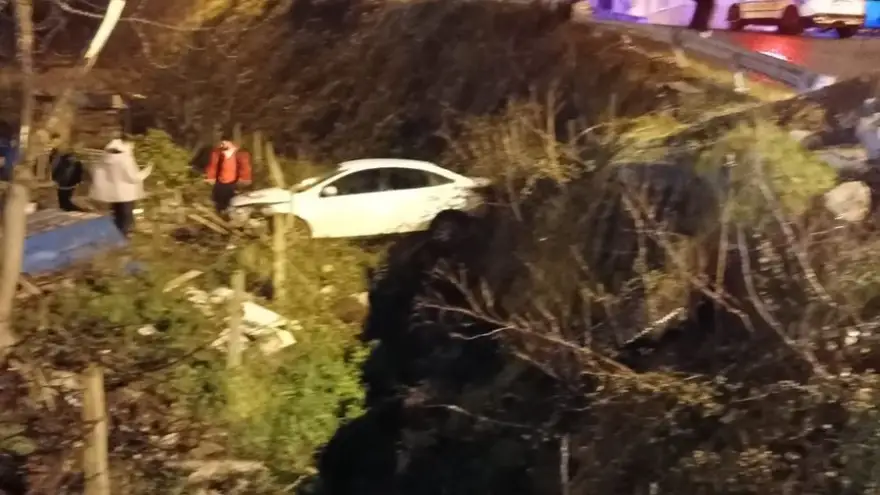 Otomobil dere yatağına uçtu.