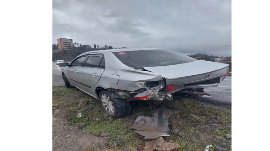 Otomobil sürücüsü refüje çarparak savruldu...