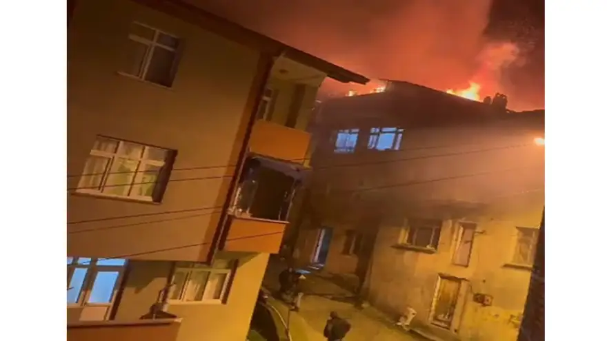 2 katlı binanın çatı katında başlayan yangın bir anda büyüdü..