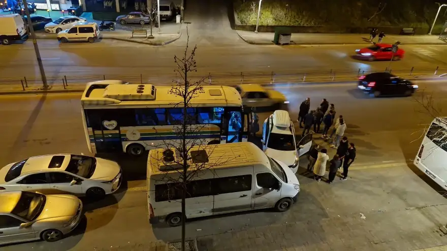 Önüne aldığı otomobili sürükledi..