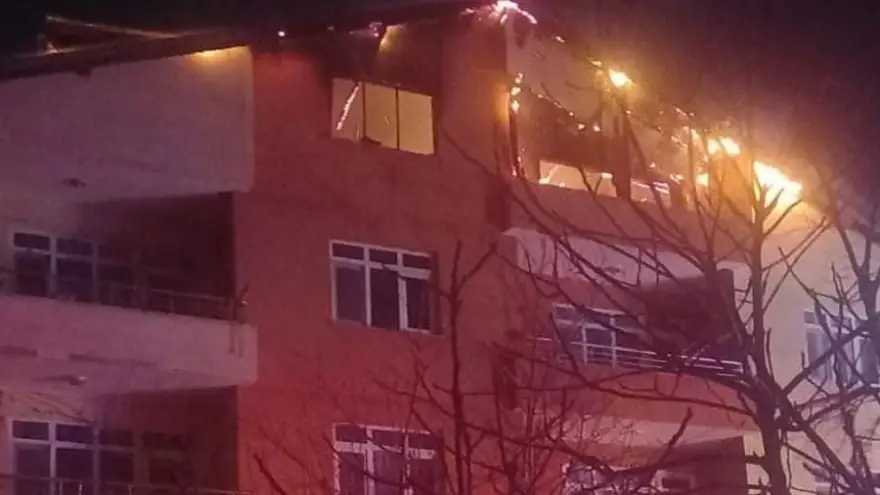 4 katlı binanın çatı katında yangın çıktı...