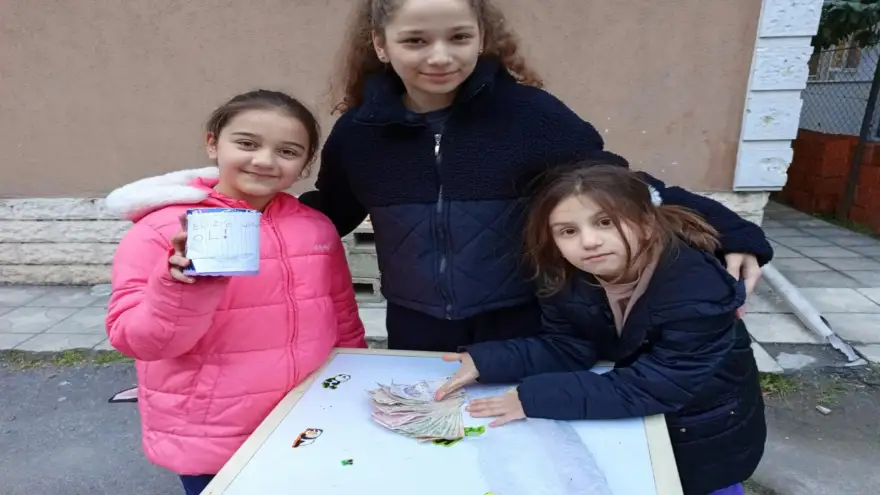 İki küçük kardeş, kendi el emekleri ile elde ettikleri geliri Eliiz bebeğin hesabına yatırdı...