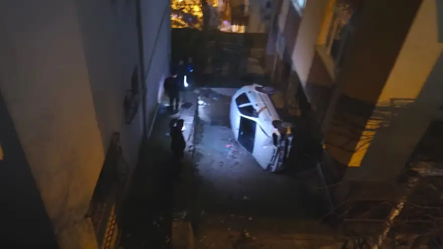 Park halindeki otomobil iki bina arasında ki boşluğa uçtu