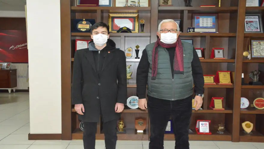 Ereğlili genç, ilk kitabını Başkan Posbıyık’a hediye etti