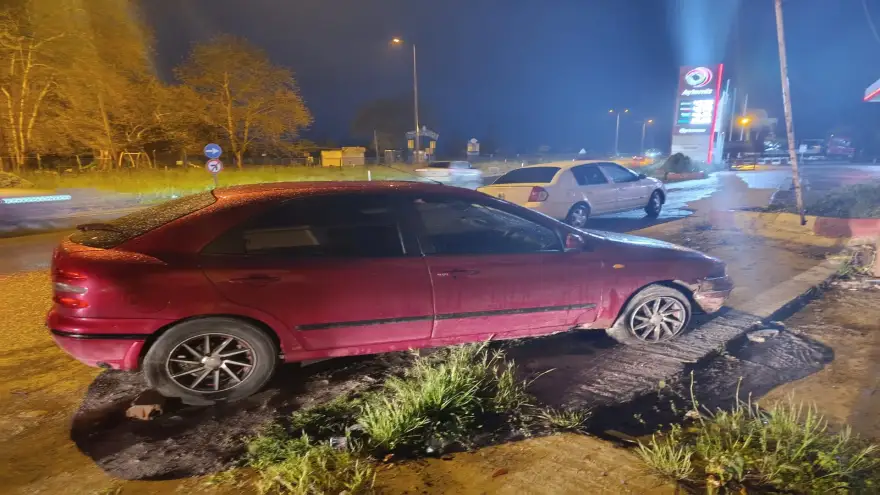 Otomobil sürücüsü banketlere çarparak durabildi...