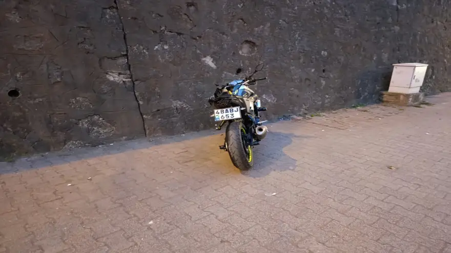 Motosiklet sürücüsü kaldırıma çarparak durabildi..