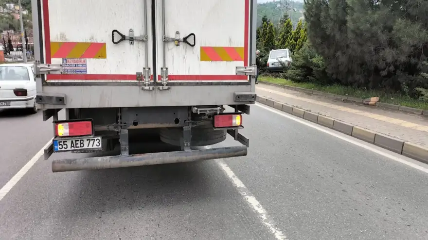 Kamyona çarptı, kaldırıma çıkarak durdu..