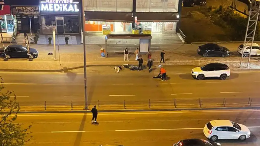 Kırmızı ışıkta geçen motosiklet sürücüsü 2 Kişiyi yaraladı...