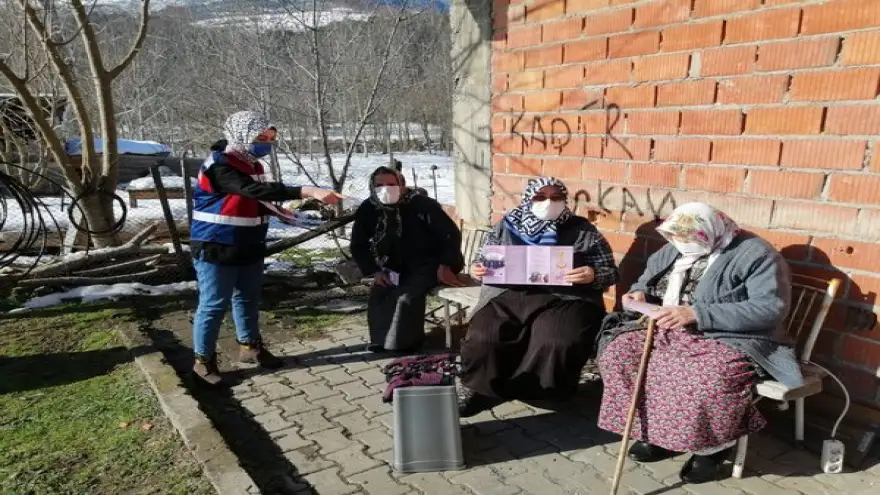 Jandarma bilgilendirme broşürü dağıttı