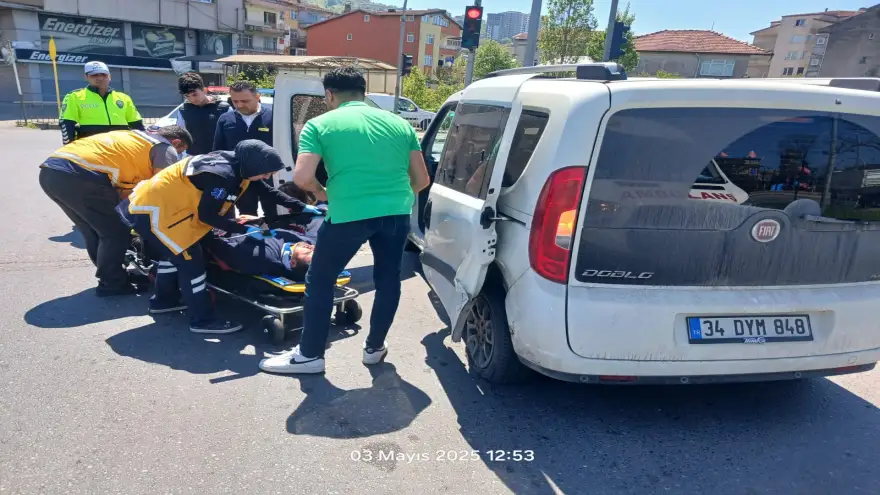 Araç hatalı şerit değiştirdi motosiklet ile çarpıştı: 1 Yaralı
