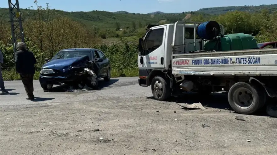 Kamyonete çarptı, otomobil parçalandı…