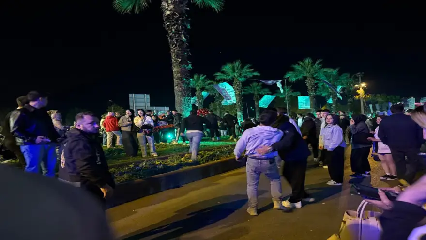 7 kişilik grup 1 kişiye saldırdı... 4 yerinden bıçaklandı.