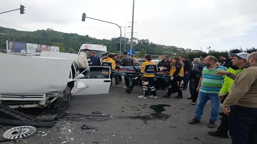 İki otomobil çarpıştı.. 1 Kişi Yaralandı..