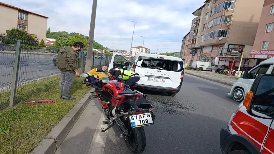 Motosiklet sürücüsü hafif ticari kamyonete arkadan çarptı...