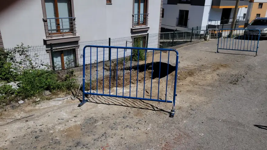 İstinat duvarı çöktü yolda obruk oluştu...